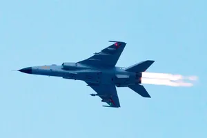 Tiêm kích bom JH-7 của Trung Quốc. Ảnh: Military Watch