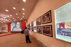 Trưng bày bộ đồ dùng trong bữa ăn hàng ngày của Chủ tịch Hồ Chí Minh