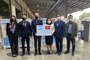 Đại diện Việt Nam tiếp nhận viện trợ vaccine. Ảnh BNG