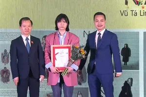 Lôi quần áo cũ từ thời Hà Nội giãn cách, nhà thiết kế làm nên điều bất ngờ 