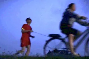 Nghị lực của người khiếm thị đầu tiên ở Việt Nam chinh phục đường chạy 21km 