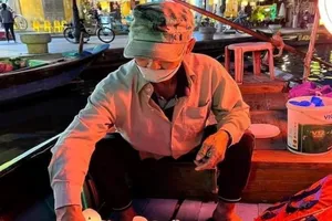 Cụ ông 89 tuổi chở khách ở Hội An nhất quyết không nhận hỗ trợ