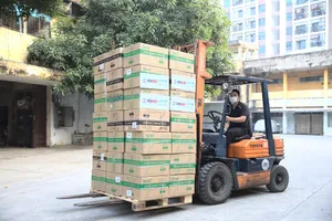 Mỹ bàn giao trang thiết bị và vật tư y tế giúp Việt Nam ứng phó biến thể Omicron