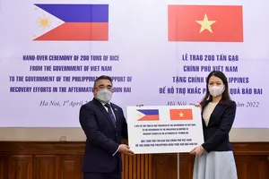 Việt Nam trao tượng trưng 200 tấn gạo hỗ trợ Philippines khắc phục hậu quả bão 