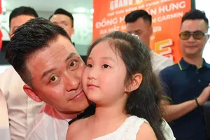 Ca sĩ Tuấn Hưng kể về lần bị trộm 'khoắng sạch' đồ hiệu ở Anh 