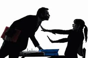 Nháy mắt liên tục không khéo cũng là 'quấy rối tình dục'