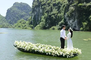 Ca sĩ Sông Thao tái xuất với 2 MV 'Thuyền về bến đợi' và 'Cập bến thuyền hoa'