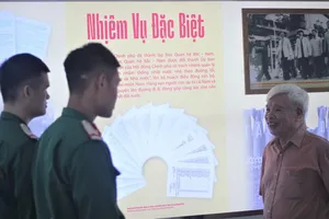 Trao trả hồ sơ cho các cán bộ đi B trong thời chiến 