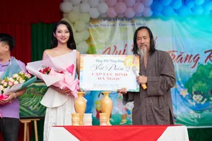 Lâm Thu Hồng mua đấu giá cặp lục bình đá quý gây quỹ ủng hộ trẻ em 