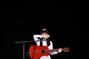 Ca sĩ Mỹ Tâm nhiều lần rơi nước mắt trong liveshow hàng chục ngàn khán giả