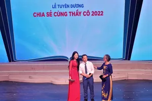 Thầy giáo 10 tuổi mới đi học lần đầu bật khóc khi tri ân thầy cô cũ
