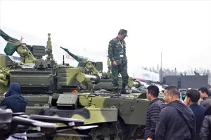 Người dân vượt mưa, lạnh tham quan triển lãm quốc phòng