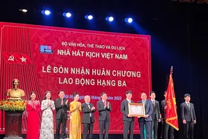Nhà hát Kịch Việt Nam và NSƯT Xuân Bắc đón nhận Huân chương Lao động hạng Ba