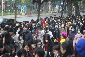 Bạn đọc Hà Nội ùn ùn chờ ký tặng sách của nhà văn Nguyễn Nhật Ánh