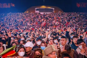  Hơn 30 ngàn người chào đón năm 2023 ở quảng trường Lâm Viên