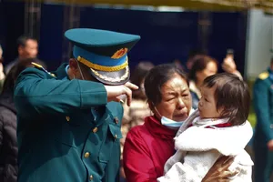 Lễ tang phi công hy sinh, nghẹn lòng nghe tiếng gọi: 'Duy ơi, về với mẹ'