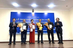 Tác phẩm đoạt Giải thưởng Văn học 'đều có câu chữ hướng về phía ánh sáng'