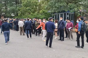 Mở lại nhiều trạm đăng kiểm, người dân vẫn chen nhau lấy số thứ tự