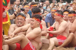 Sôi động cảnh trai tráng ở Thủ đô cởi trần kéo co ngồi bằng dây song 