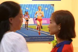 VĐV Nguyễn Thị Oanh trao tặng bộ đồ tập thể thao cho Bảo tàng lịch sử quốc gia