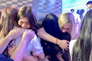 Kiều bào trẻ đọc thơ tiếng Việt, ôm nhau khóc khi sắp rời Việt Nam