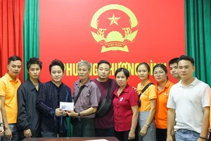 Ca sĩ Tùng Dương, nhạc sĩ Tăng Duy Tân trao gần 400 triệu đồng cho nạn nhân vụ cháy chung cư mini