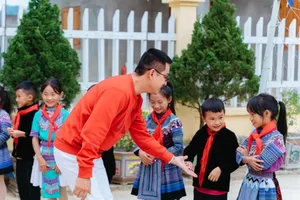 Ca sĩ Tuấn Hưng và bà xã xây nhà ăn cho trẻ em khó khăn ở Lào Cai