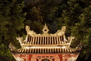 Văn Miếu – Quốc Tử Giám lạ lẫm, đặc sắc về đêm khiến công chúng thích thú