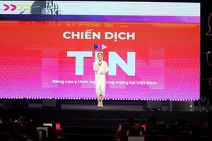 Hoa hậu Lương Thuỳ Linh chia sẻ cách kiểm tra tin giả 