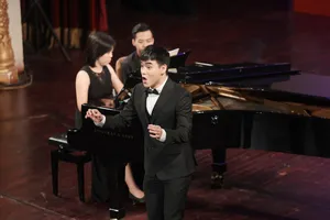 Ca sĩ Trần Quốc Đạt từng bị chửi điên khi "rồ" lên hát giữa đường