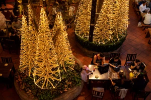 Cây thông Noel bằng tre đậm chất Việt gây ấn tượng trên phố