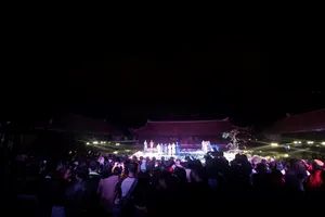 Sân Văn Miếu đông nghịt người khi trở thành sàn diễn thời trang tôn vinh áo dài 