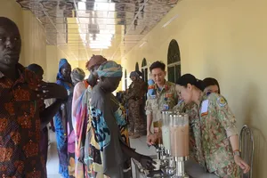 Quân y Việt Nam khám bệnh, pha trà sữa tặng người dân Nam Sudan