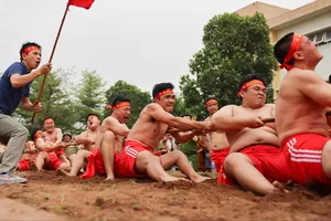 Sôi động cảnh trai tráng thủ đô tham gia nghi lễ kéo co ngồi
