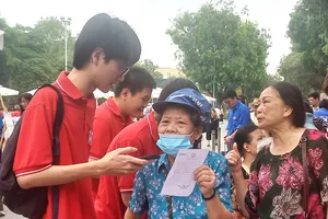 Người dân xếp hàng khám tầm soát miễn phí các loại bệnh 