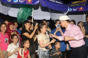 NSND Xuân Bắc cùng thanh niên công nhân lan tỏa năng lượng tích cực dưới trời mưa