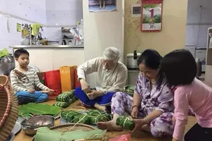 Cộng đồng mạng xúc động chia sẻ hình ảnh Tổng Bí thư cùng gia đình gói bánh Tết