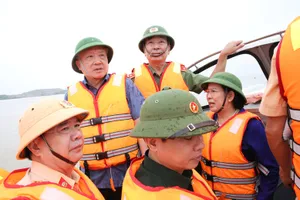 Phó Thủ tướng Thường trực Nguyễn Hòa Bình thị sát, kiểm tra phòng, chống lũ ở Hà Nam