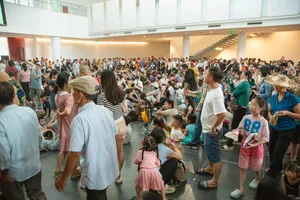 Người dân tiếp tục chen chân ở Bảo tàng Lịch sử Quân sự Việt Nam