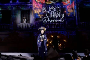 NSND Thu Hà mặc áo dài thêu Phượng hoàng được thực hiện trong 200 giờ