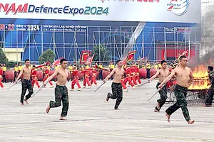 Chiến sĩ đấu võ, vượt qua vòng lửa tại Triển lãm Quốc phòng quốc tế Việt Nam 2024