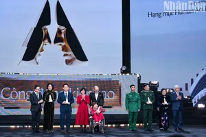 Quỹ học bổng Vừ A Dính đạt giải dự án xuất sắc của 'Human Act Prize'