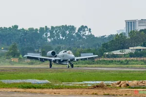 Máy bay quân sự với biệt danh 'lợn lòi' của Mỹ đến Việt Nam