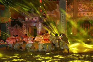 Nghi lễ múa rắn lột kết hợp trình diễn 3D mapping tạo ấn tượng mạnh