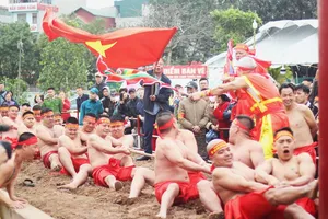 Người dân chen chân xem trai làng ở Hà Nội kéo co ngồi