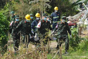 Cứu hộ QĐND Việt Nam đưa thi thể một nạn nhân Myanmar ra khỏi tòa nhà sập