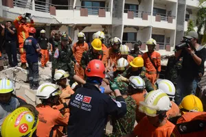 Lực lượng cứu hộ của QĐND Việt Nam phối hợp giải cứu 1 đầu bếp trong khách sạn