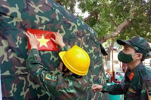 Đoàn cứu hộ Bộ đội Việt Nam tặng lều bạt cho gia đình cán bộ điều phối của Myanmar 