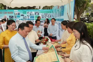 Bạn đọc xếp hàng quét mã QR để truy cập bảo tàng số về Bác Hồ