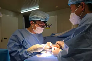 Bác sĩ Việt Nam nối ngón tay gần đứt lìa cho bệnh nhân ở Nam Sudan